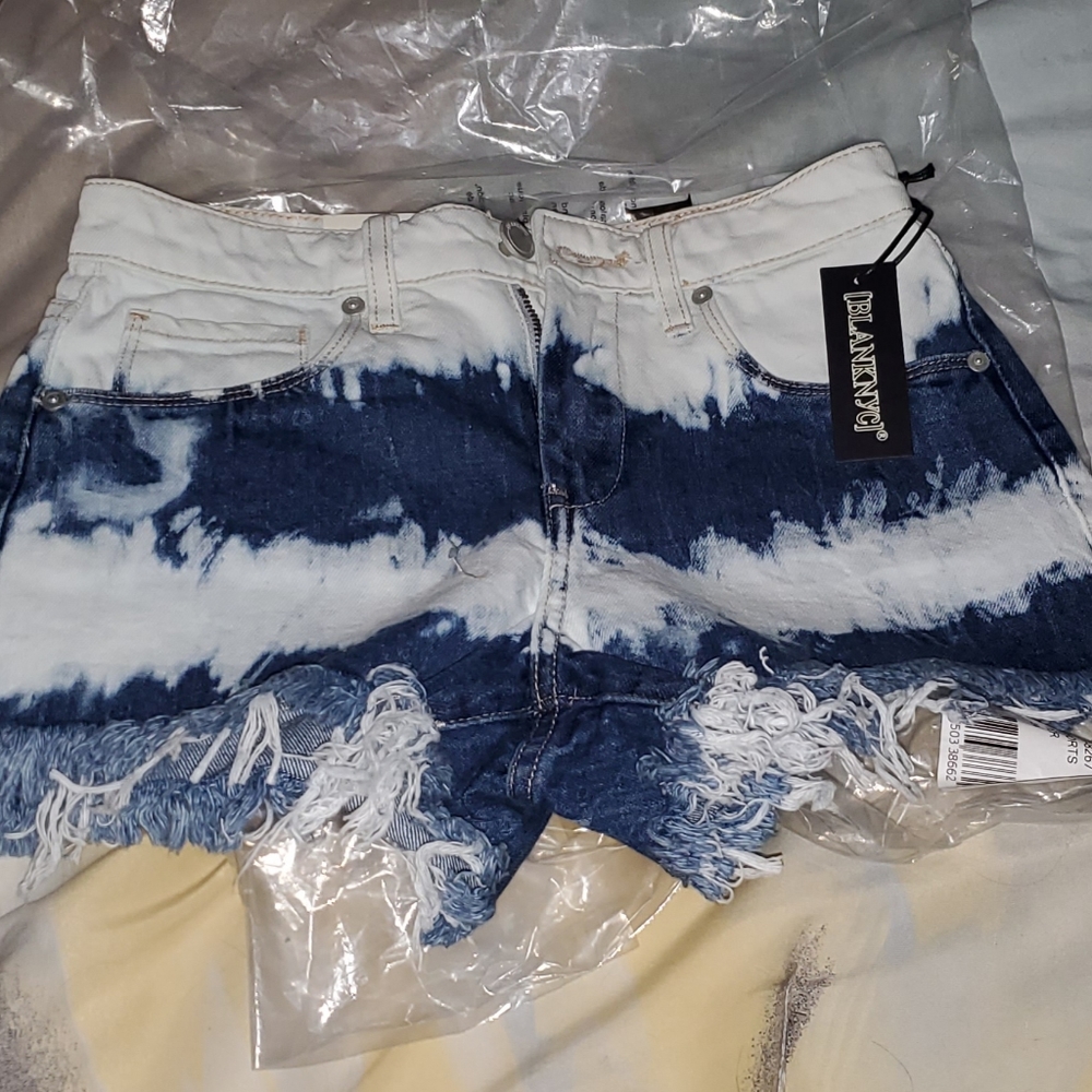 💥SALE💥Blank NYC Barrow Denim Shorts - Picture 3 of 7